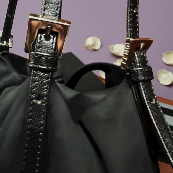 Fendi Authentic BORSA Micro Black Shoulder Bag in
Excellent Used Condition! - Picture 7 of 10